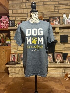 Gildan Dog Mom Graphic T‑Shirt in Charcoal